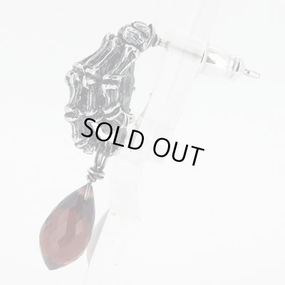 ボーンハンドピアス（ガーネット）