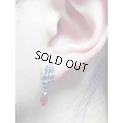 ボーンハンドピアス（ガーネット）