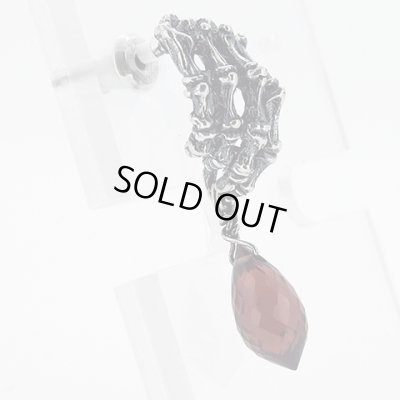 ボーンハンドピアス（ガーネット）