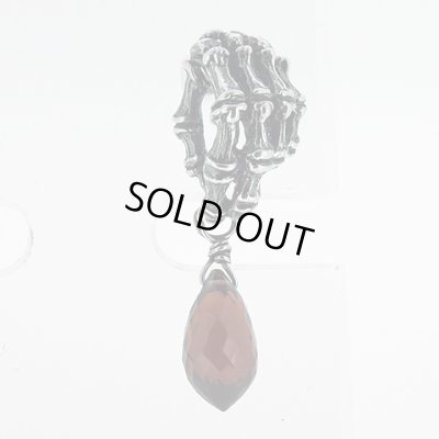 ボーンハンドピアス（ガーネット）