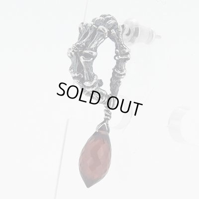 ボーンハンドピアス（ガーネット）