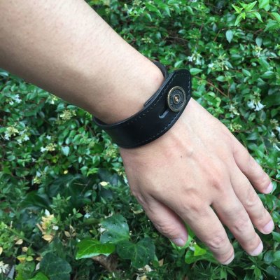 アークシルバーアクセサリーズ/リリーボタン シングルレザーブレスレット（ブラック）