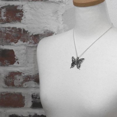 美しい曲線の蝶ペンダント|FUNKOUTS-ageha【ファンクアウツ-アゲハ