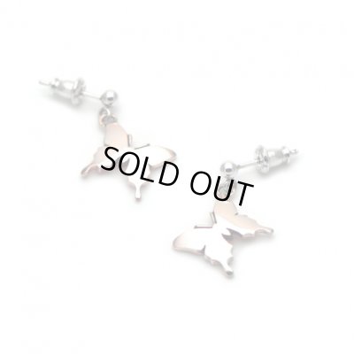 ピンクに輝く蝶のシンプルピアス　蝶のアクセサリーageha（アゲハ）