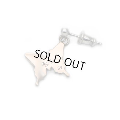 ピンクに輝く蝶のシンプルピアス　蝶のアクセサリーageha（アゲハ）