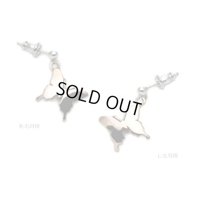 ピンクに輝く蝶のシンプルピアス　蝶のアクセサリーageha（アゲハ）