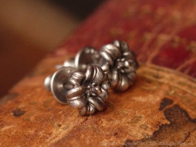 【百合のシルバーピアス】リリーピアス(シルバー)/Quetzal(ケツァール)