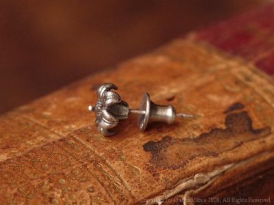 【百合のシルバーピアス】リリーピアス(シルバー)/Quetzal(ケツァール)