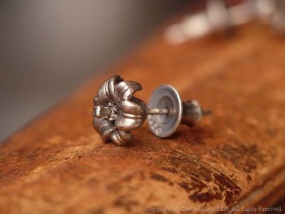 【百合のシルバーピアス】リリーピアス(シルバー)/Quetzal(ケツァール)