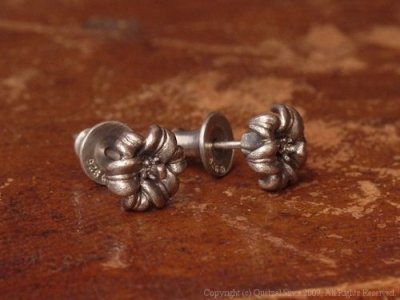 【百合のシルバーピアス】リリーピアス(シルバー)/Quetzal(ケツァール)