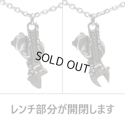 ノアワークス/レンチにしがみつくカエルネックレス|NORWORKS