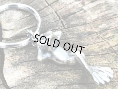 【シルバー キーホルダー】のんびりカエルのキーホルダー｜gush（ガッシュ）