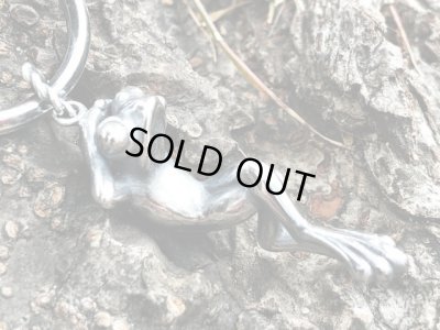 【シルバー キーホルダー】のんびりカエルのキーホルダー｜gush（ガッシュ）