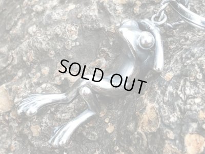 【シルバー キーホルダー】のんびりカエルのキーホルダー｜gush（ガッシュ）