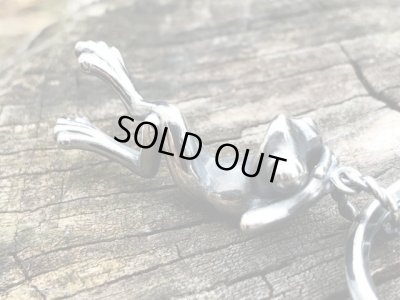 【シルバー キーホルダー】のんびりカエルのキーホルダー｜gush（ガッシュ）