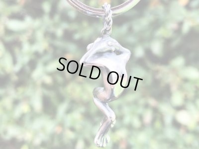 【シルバー キーホルダー】のんびりカエルのキーホルダー｜gush（ガッシュ）