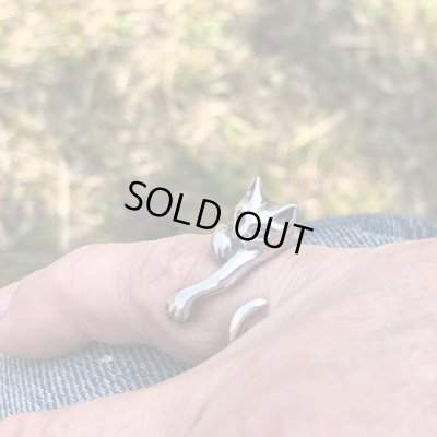 【ネコ シルバーリング】指に絡みつく猫リング｜gush（ガッシュ）