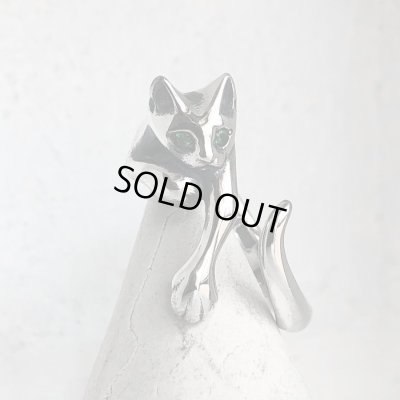 【ネコ シルバーリング】緑の瞳の指に絡みつく猫リング｜gush（ガッシュ）