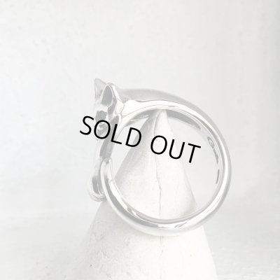 【ネコ シルバーリング】緑の瞳の指に絡みつく猫リング｜gush（ガッシュ）