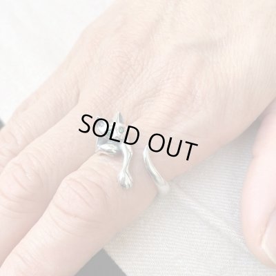 【ネコ シルバーリング】緑の瞳の指に絡みつく猫リング｜gush（ガッシュ）