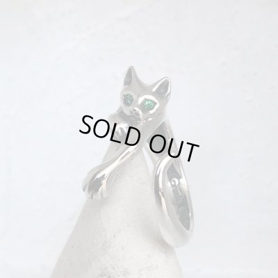 【ネコ シルバーリング】緑の瞳の指に絡みつく猫リング｜gush（ガッシュ）