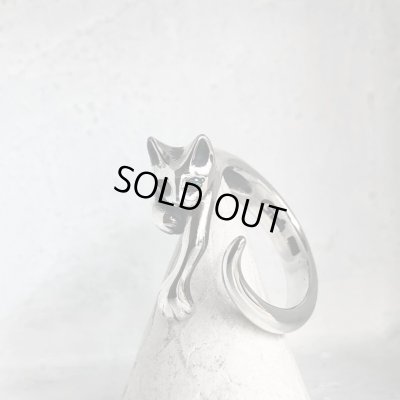 【ネコ シルバーリング】緑の瞳の指に絡みつく猫リング｜gush（ガッシュ）