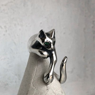 【ネコ シルバーリング】緑の瞳の指に絡みつく猫リング｜gush（ガッシュ）