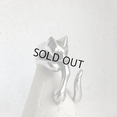 【ネコ シルバーリング】緑の瞳の指に絡みつく猫リング｜gush（ガッシュ）