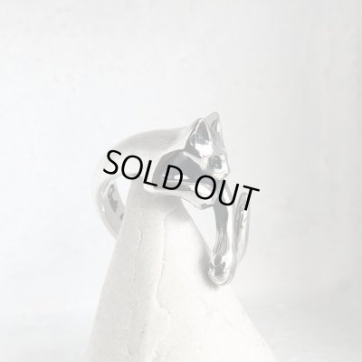 【ネコ シルバーリング】緑の瞳の指に絡みつく猫リング｜gush（ガッシュ）