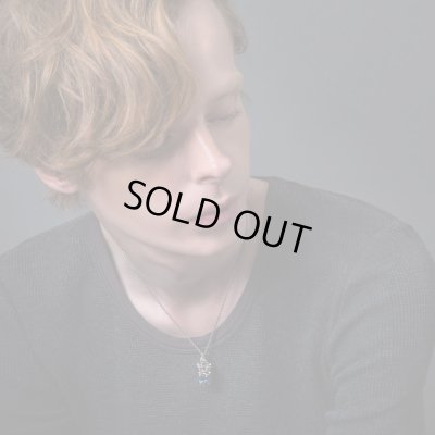 クラウンシールドペンダント ミスティッククォーツ（ブルー）/アルテミスキングス/Artemis Kings