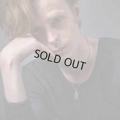 クラウンシールドペンダント ミスティッククォーツ（ブルー）/アルテミスキングス/Artemis Kings