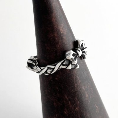 リボンと手のリバーシブルリング|シルバーアクセサリー ビュウテスク