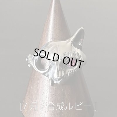 [7月 / 合成ルビー]　ガッシュ/【誕生石 ネコ シルバーリング】メメント・モリ [Engraved type / birth stone]｜gush（ガッシュ）