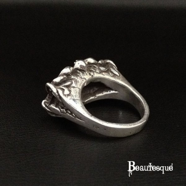 悪魔の棲む屋敷のネームプレート｜ビュウテスク