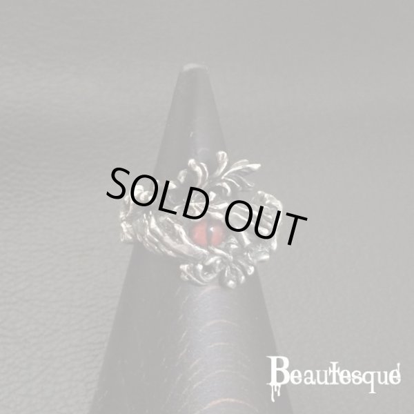 シルバーの両手に包まれた義眼リング｜ビュウテスク