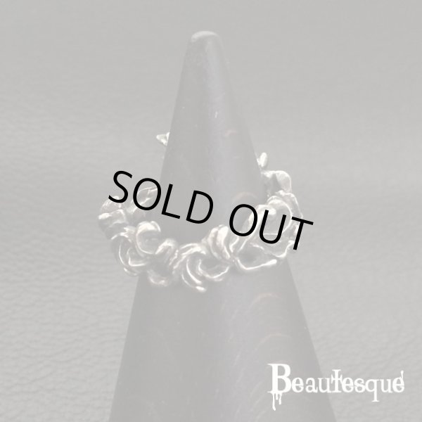 シルバーの両手に包まれた義眼リング｜ビュウテスク