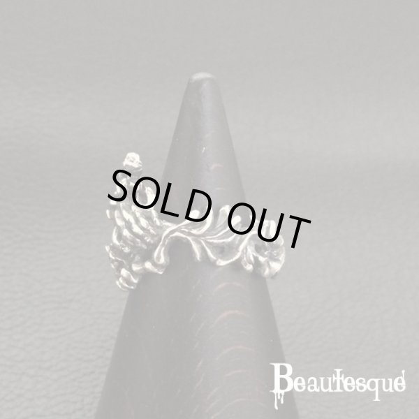 シルバーの両手に包まれた義眼リング｜ビュウテスク