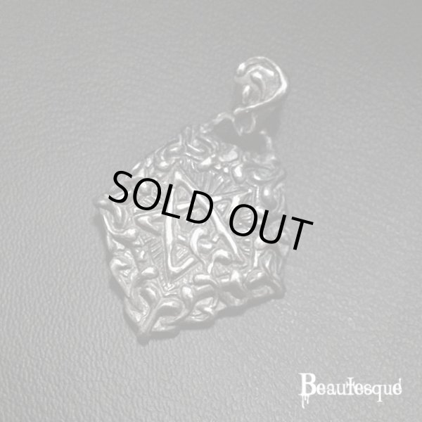 逆五芒星のシルバープレートペンダント｜ビュウテスク