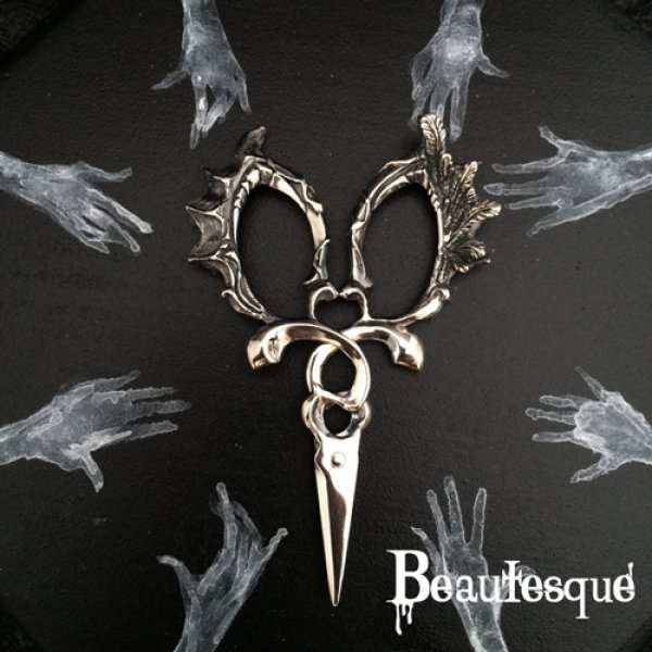 堕天使の羽をモチーフにしたハサミ（鋏）ペンダント｜ビュウテスク