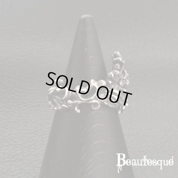 シルバーの両手に包まれた義眼リング｜ビュウテスク