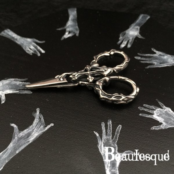 ゴシッククロスが装飾された鋏（ハサミ）ネックレス｜ビュウテスク