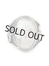 画像: リーダウニー/スカルプテッドスカルリング（ハウライト）｜Lee Downey