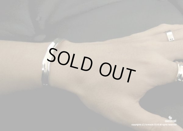 シンプルでお洒落なシルバーバングル｜cooldust