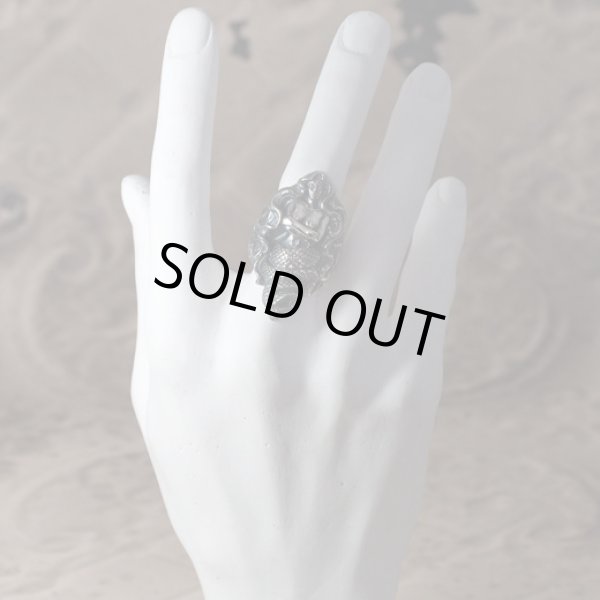 女性の半身と蛇の尾を持つ魔物ラミアのシルバーリング