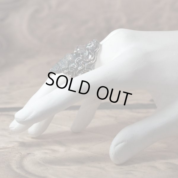 女性の半身と蛇の尾を持つ魔物ラミアのシルバーリング