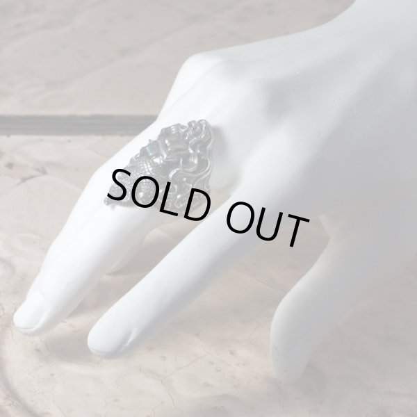 女性の半身と蛇の尾を持つ魔物ラミアのシルバーリング