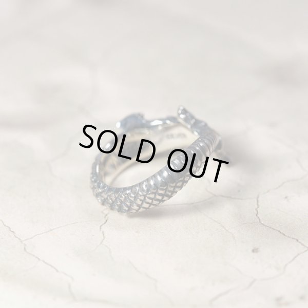 ウロボロスのシルバーリング。「無限」「永遠」の象徴とされる自分の尾を咥えて輪になった竜