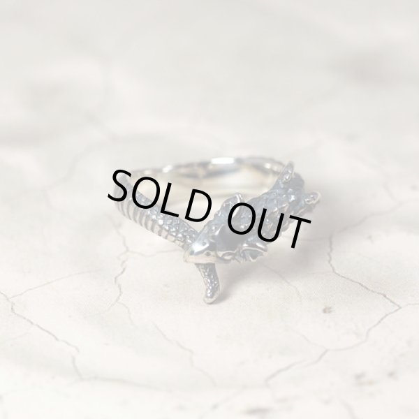 ウロボロスのシルバーリング。「無限」「永遠」の象徴とされる自分の尾を咥えて輪になった竜