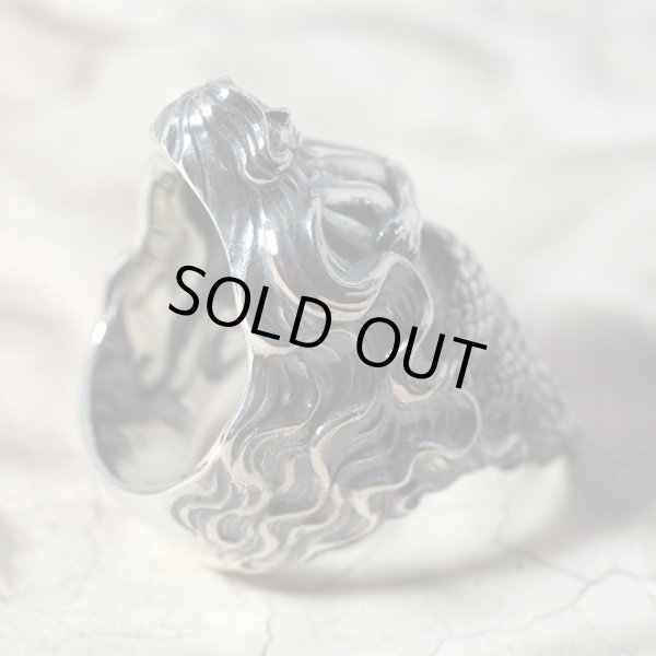 女性の半身と蛇の尾を持つ魔物ラミアのシルバーリング