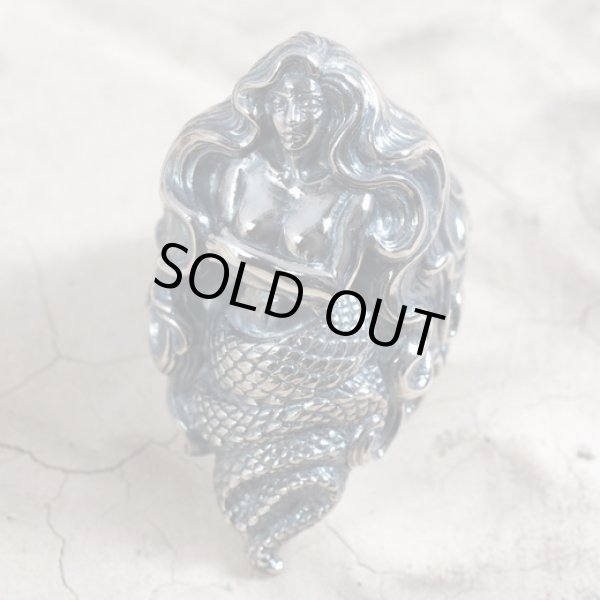 女性の半身と蛇の尾を持つ魔物ラミアのシルバーリング